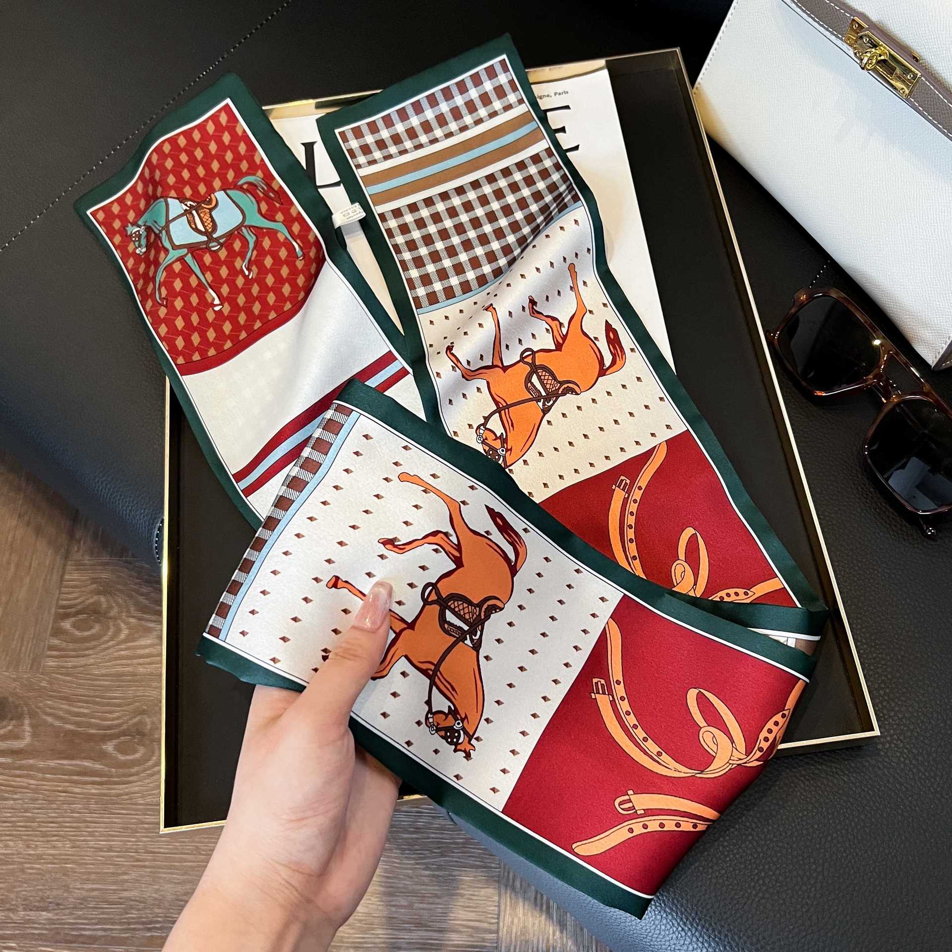 Nueva bufanda de seda pequeña banda larga estrecha para el cabello mujer estilo primavera y otoño moda madre bufanda estilo verano estilo fino serpentina bufanda al por mayor