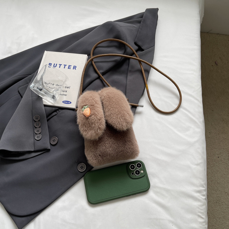 El bolso de teléfono móvil de nicho popular transfronterizo 2025 imita la moda del visón, con un bolso de pelo de oreja de conejo en un hombro.