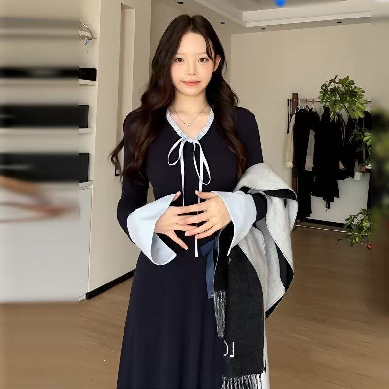 Navy blue knitted dress for women, early autumn 2026 new model, extremely stylish long dress, bodycon, Miu Korean style outfit