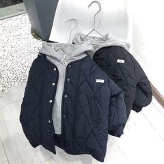 男女の子供は偽の2つの帽子の綿服をつなぎ合わせます。