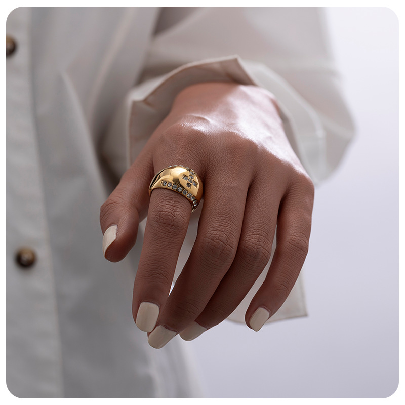 Tina transfronteriza 18k oro inoxidable diamantes de diamante cruz de acero de titanio anillo retro versátil no se desvanece anillo de mujer
