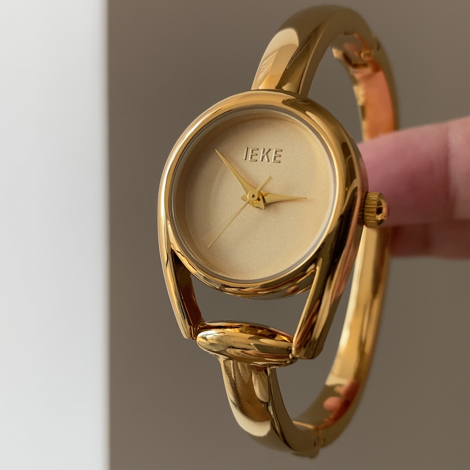 Popular Light Luxury Gold Bracelet Watch, No Scale, Minimalist High-end Temperament Women's Watch_voghion.com