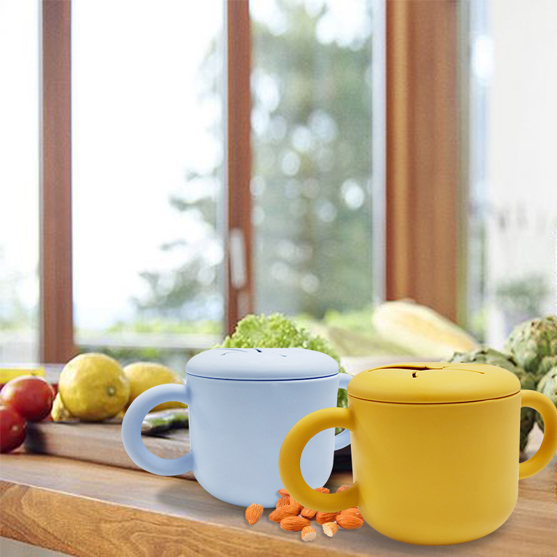 Doble oreja de tipo pétalo abierto de silicona snack taza con mango bebé snack caja creativa beber taza en stock