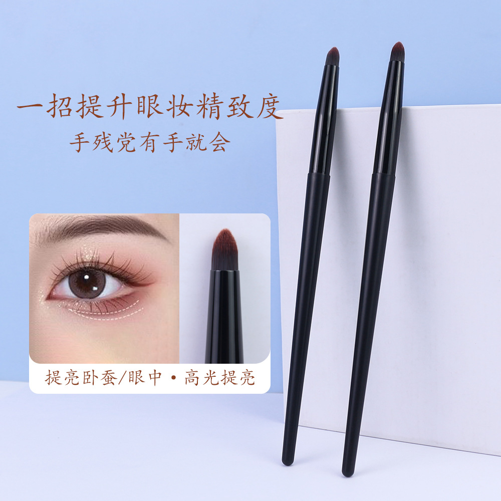 Cepillo corrector de detalles precisos La cabeza de lápiz cónica cubre las ojeras, las lágrimas, las líneas nasolabiales, las marcas de acné, el cepillo de maquillaje suave