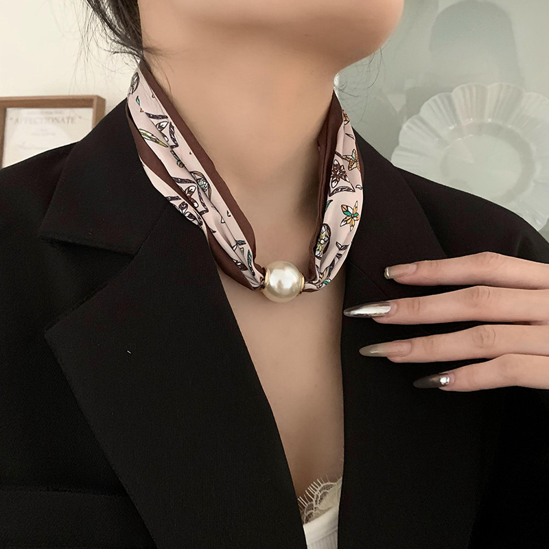 Bufanda de seda para mujer, sentido largo de alta calidad, primavera y verano, nueva versión coreana del collar de perlas de todo fósforo, bufanda de seda con hebilla magnética al por mayor