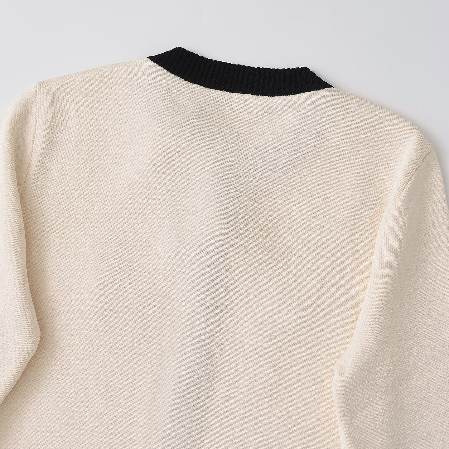 Women's clothing 2024 autumn and winter new fashion contrasting gold breasted knitted jacket_voghion.com