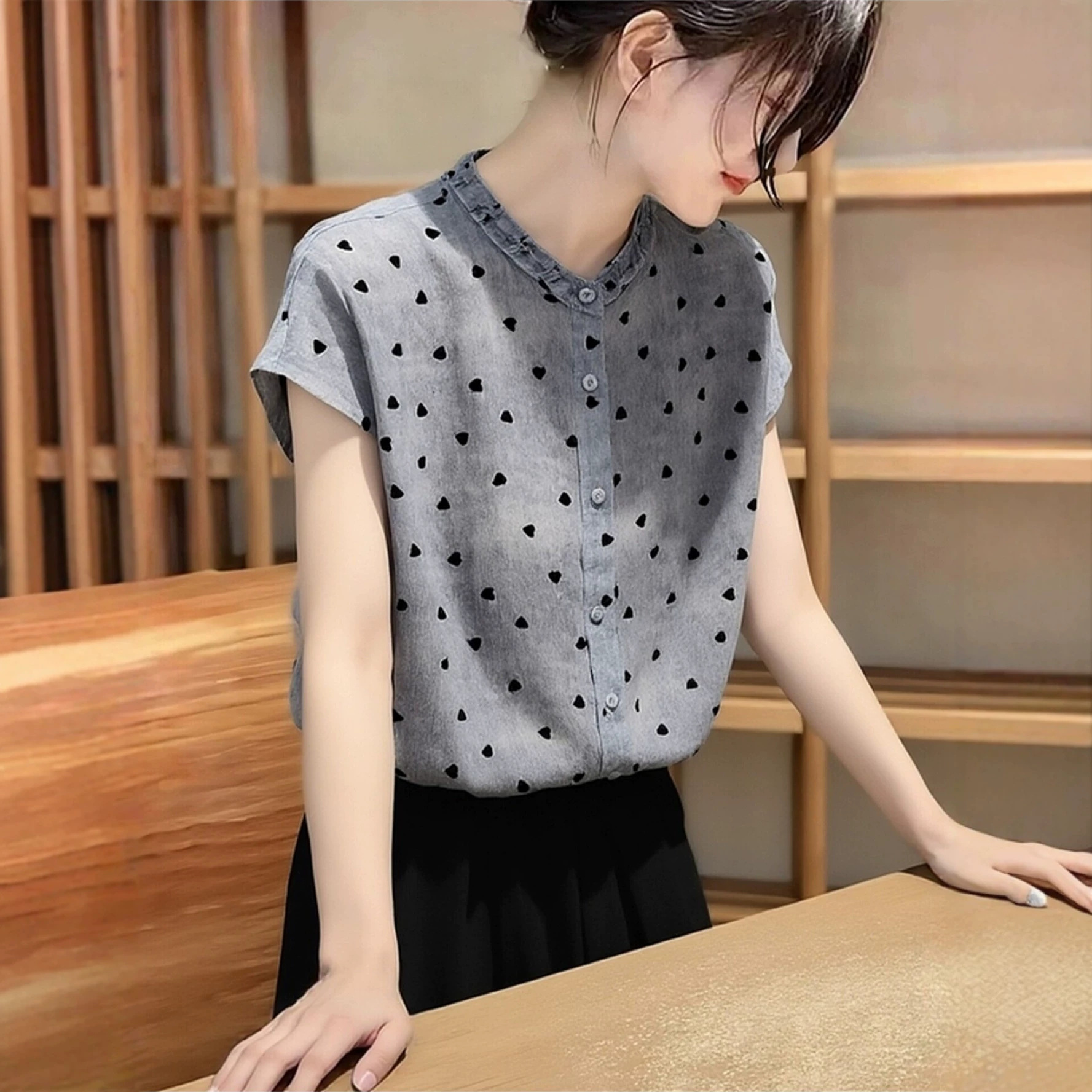 Áo sơ mi ngắn tay nữ họa tiết chấm bi phong cách Pháp, dáng rộng thoải mái — Điểm sóng xám chi tiết 1