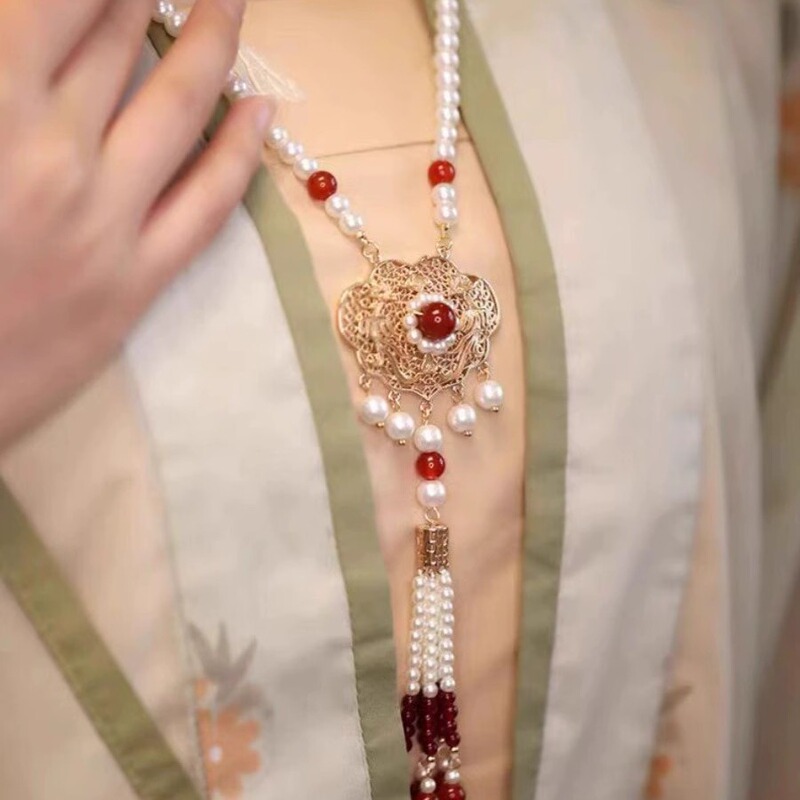 Ancient Style Han Dynasty Long Tassel Soft Necklace Red Horse Face Skirt Back Cloud Safety Lock Necklace Daily Versatile Ming-made Accessories