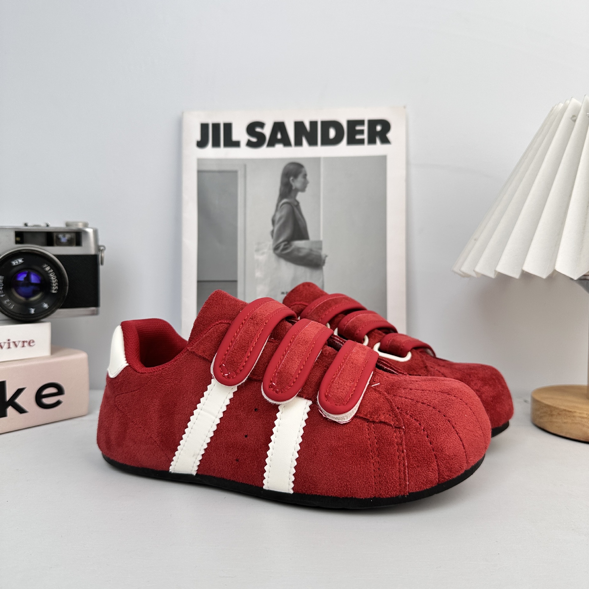 Zapatos de entrenamiento para mujeres 2025 nuevos velcro coreanos aumentan la altura de los zapatos deportivos casuales.