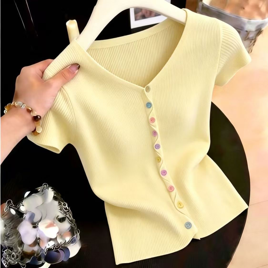 Áo thun nữ cổ chữ V tay ngắn thiết kế ôm eo, cúc màu sắc — màu trắng chi tiết 2