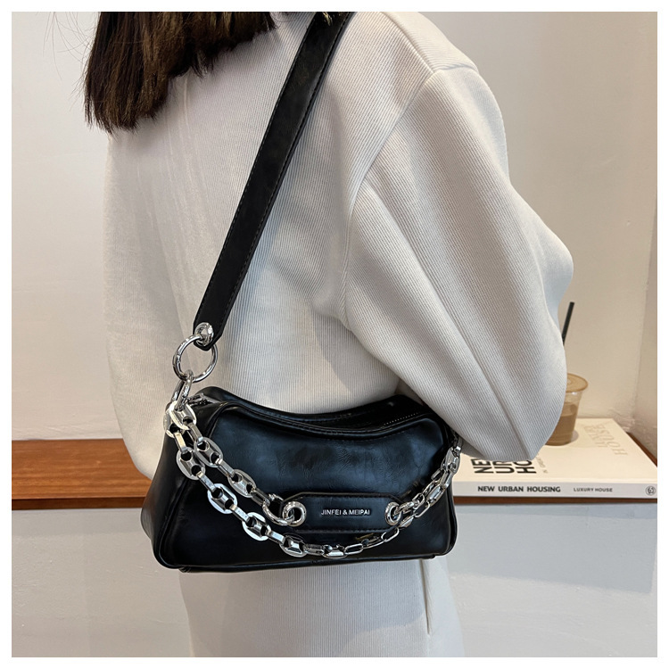 Fashion Pu Women's Chain Large Capacity New Portable Shoulder Messenger Bag 23.5*11*7.5cm display picture 1