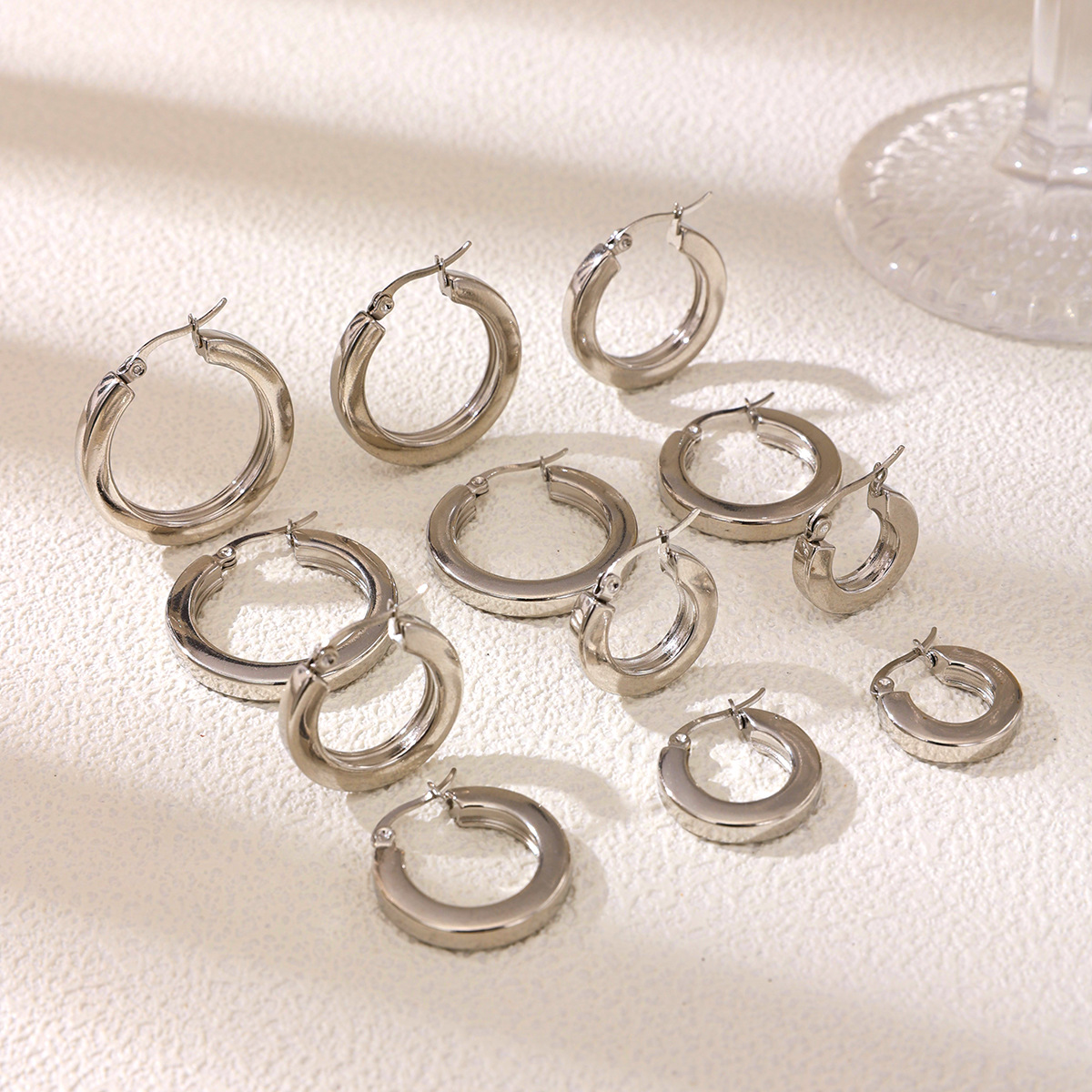 Taina europa y americana de acero inoxidable anillo de acero de titanio 18K diseño chapado en oro simple pernos de orejas joyerías transfronterizas venta caliente