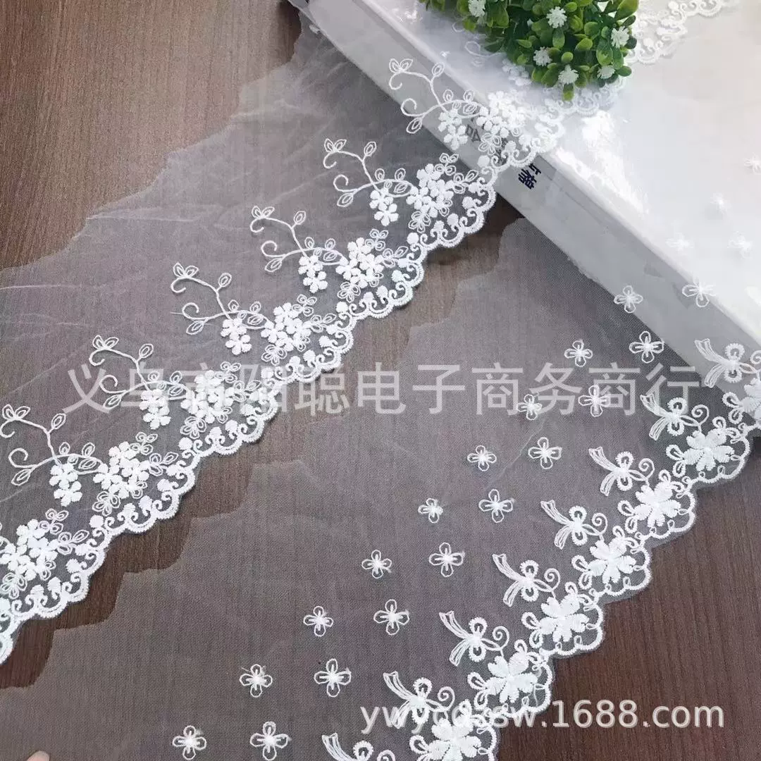 Белые изящные свежие декоративные цветы, кукла Барби