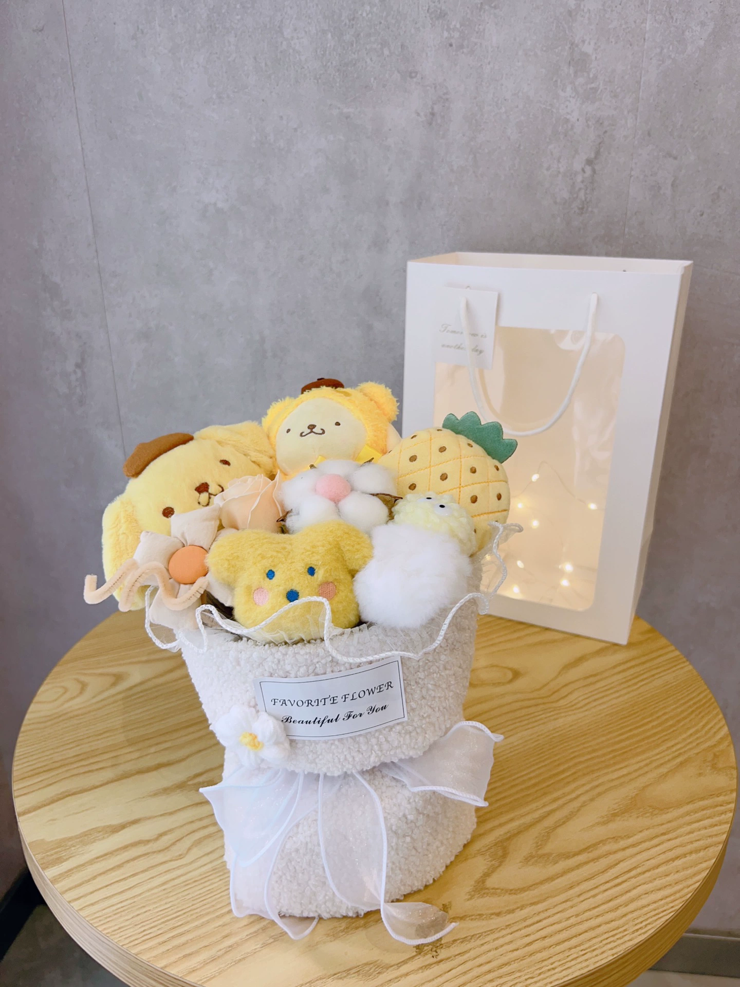 Плюшевый букет (Sanrio) клубничный плюшевый набор, 30–33 см — подарок на День святого Валентина и день рождения