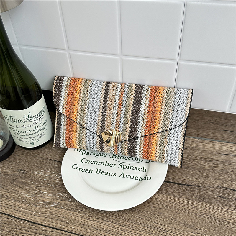2026 verano nuevo color a rayas de moda personalidad bolsa de sobres casuales femenina bolso de mano de diseño de estilo exterior