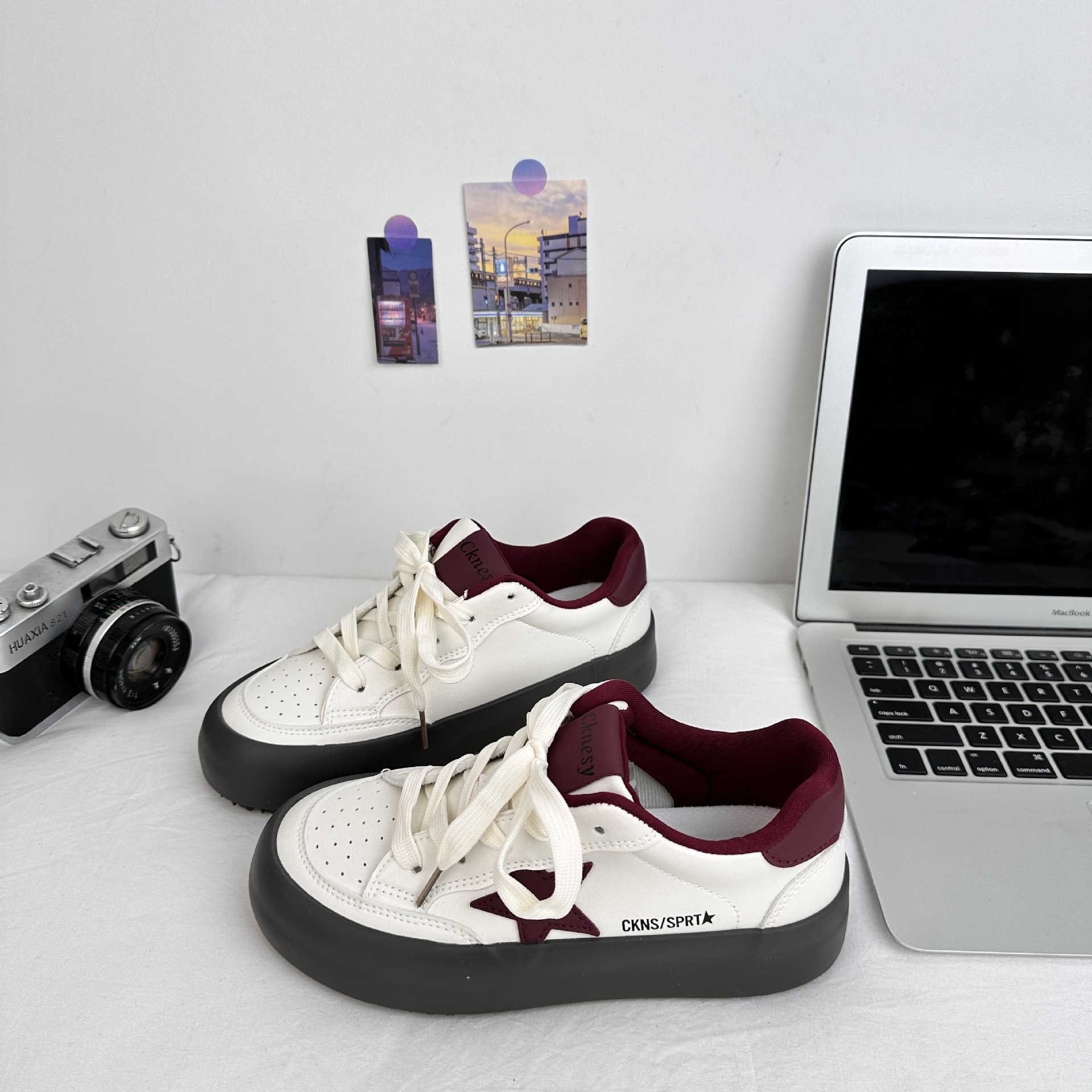 Zapatos blancos de suela gruesa para mujeres 2025, nuevos zapatos de cabeza suave y bonitos, zapatos de skate de suela gruesa para todos los padres 6606