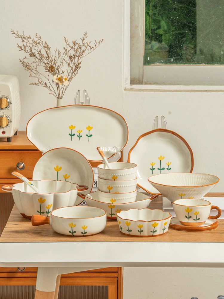 Подглазурный цвет особенно красивых рисовых мисок, тарелок, блюд, дорогой бытовой посуды, маленьких свежих суповых мисок с двумя ушками.