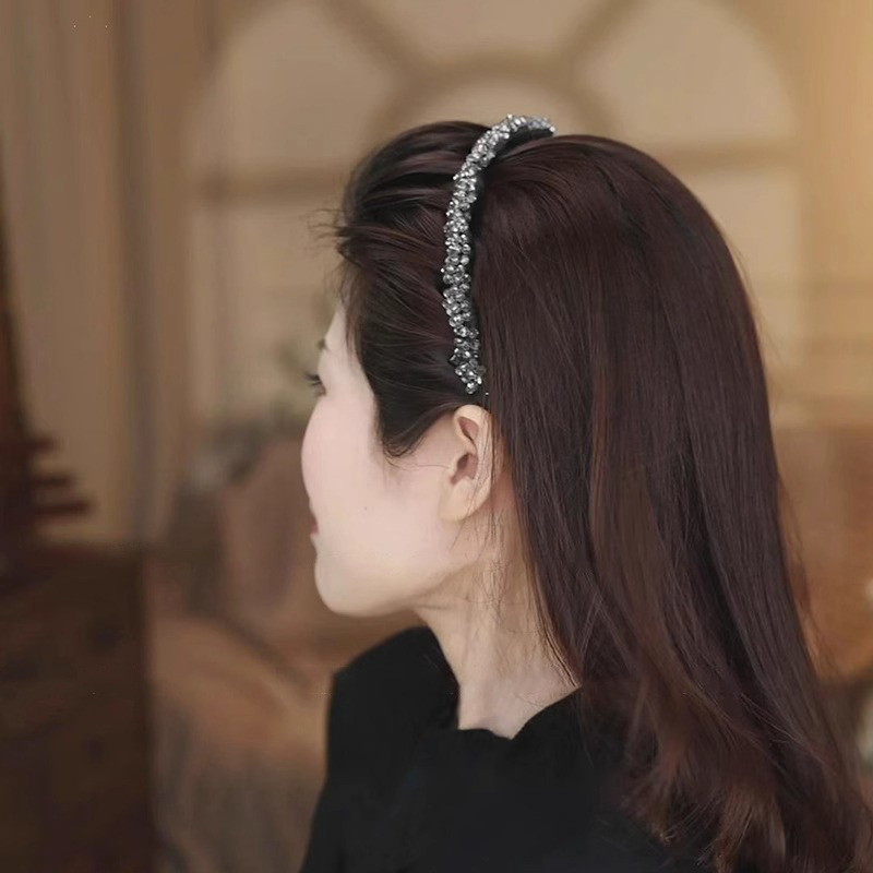 High-end cuentas negras brazalete para mujeres 2025 nuevo lujo ligero de alta presión craneal brazalete dientes antideslizante lavar la cara tarjeta de pelo