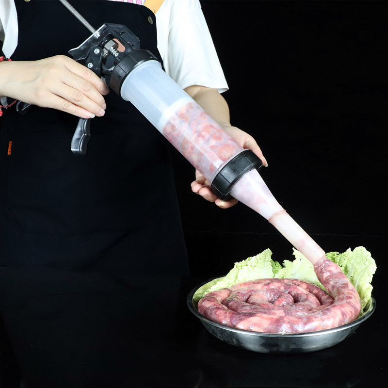 浣腸器の手動家庭用プラスチック浣腸器の大きいサイズのソーセージを作って手を押します。|undefined