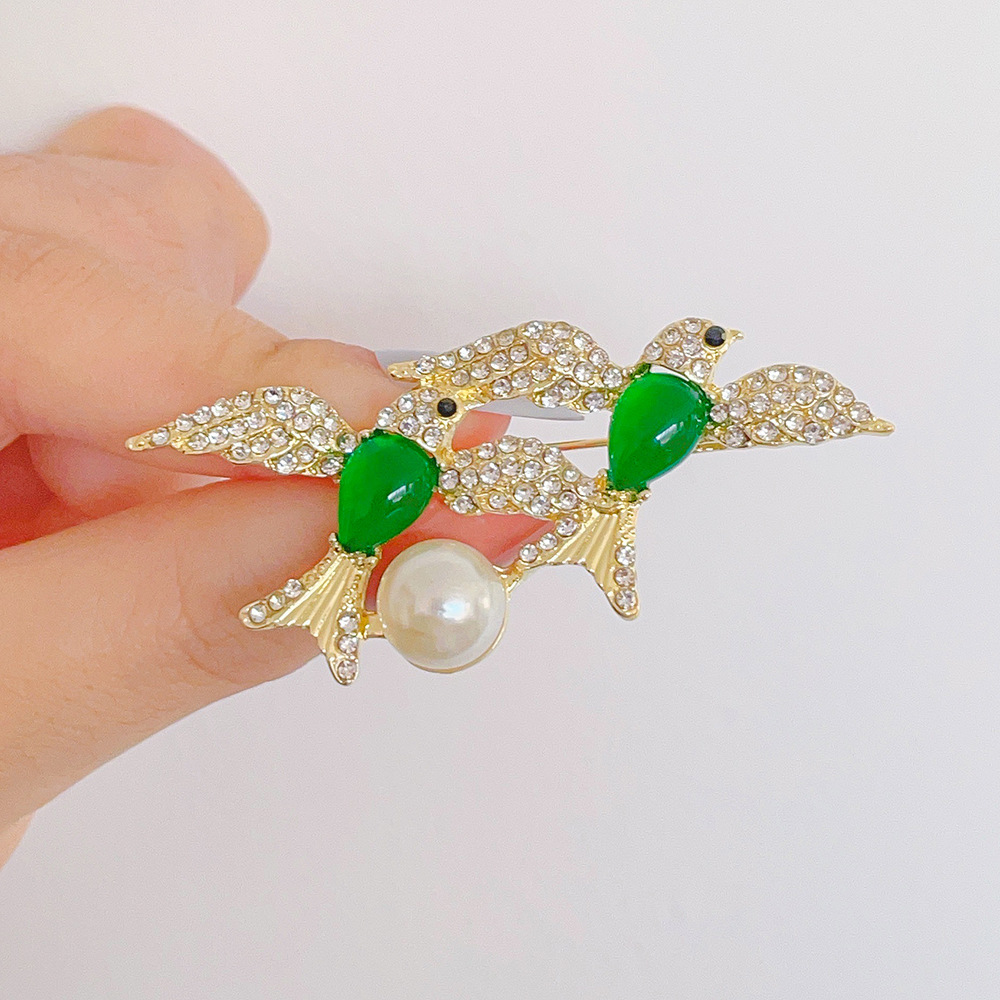 新款镶水钻中国风比翼双飞宫廷复古胸针小众绿色燕子别针胸花百搭