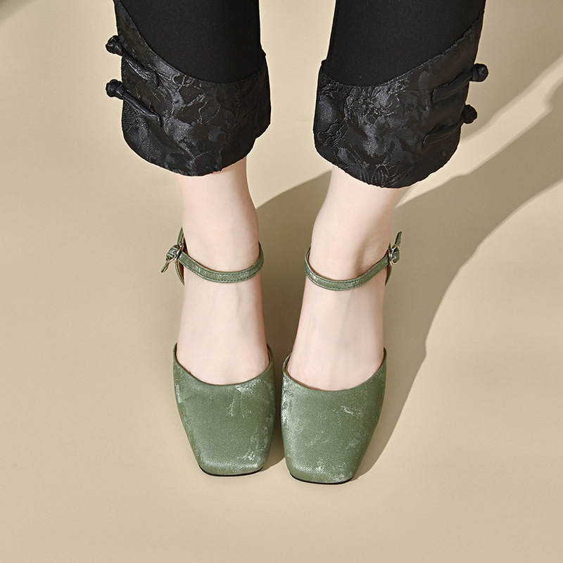 Sandal nữ da thật mũi kín gót dày phong cách Trung Quốc — Màu đen