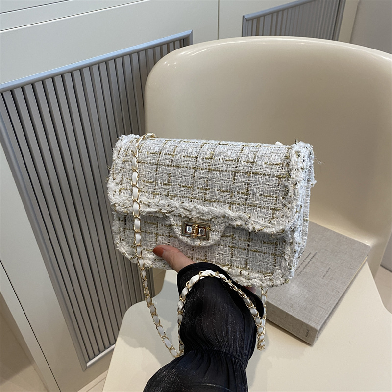 Cadena de diseño de nicho bolso cuadrado pequeño 2024 otoño nuevo bolso mujer moda viajero retro simple bolso de mensajero de un solo hombro