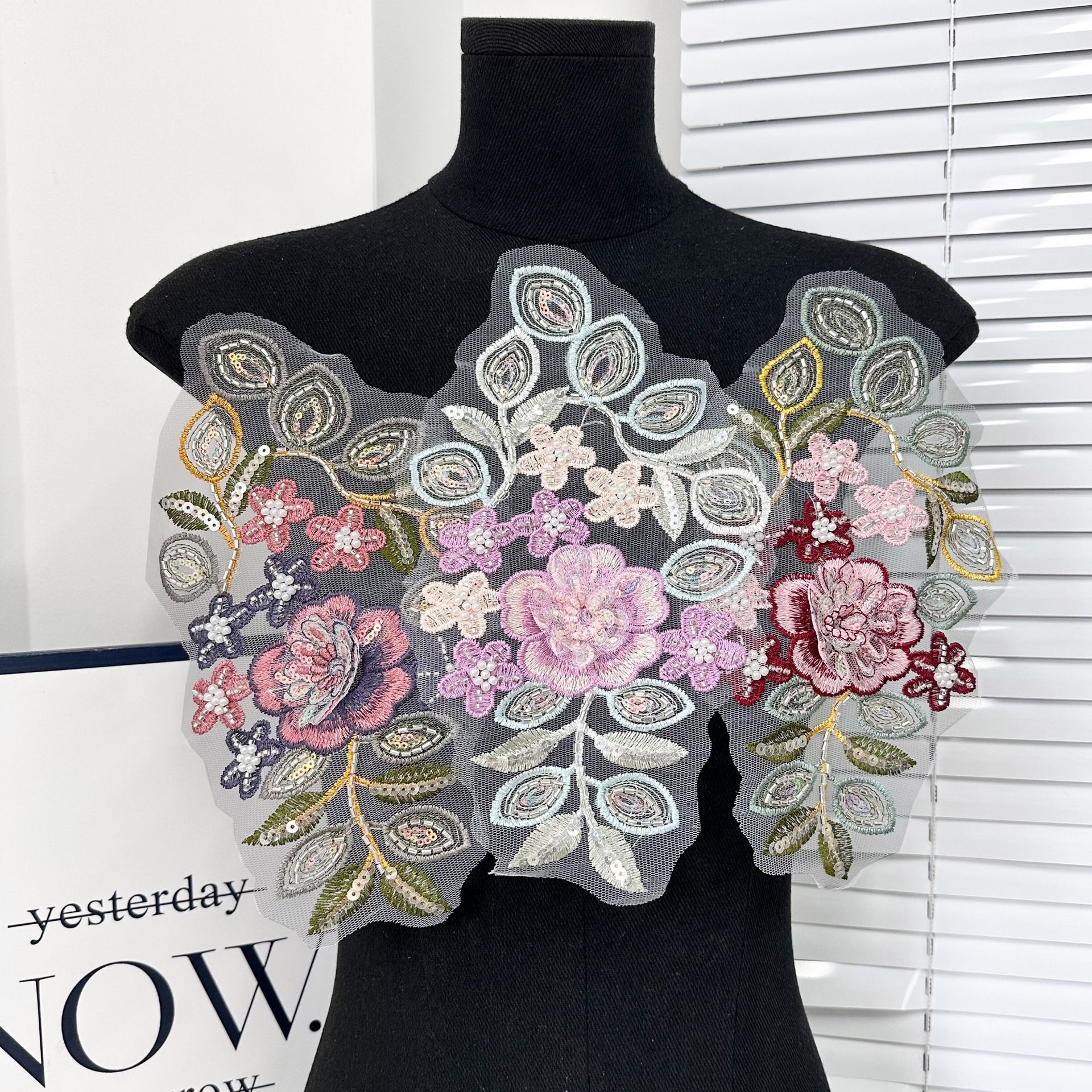 Hermoso hilo de malla bordado tridimensional tela de flores de color pegada ropa de rendimiento ropa de baile accesorios ropa de chicas