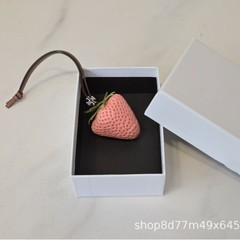 新しい果物と野菜のかわいいペンダント手作り本革模擬イチゴバッグペンダントアクリルカラースプライシングキーホルダー