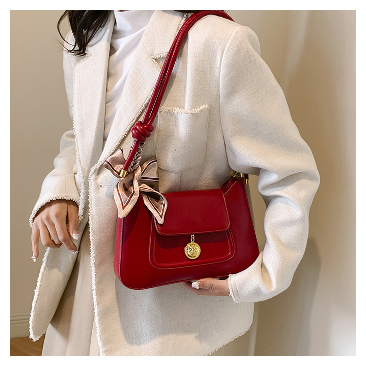 Women's Small Pu Leather Solid Color Elegant Square Magnetic Buckle Underarm Bag display picture 4