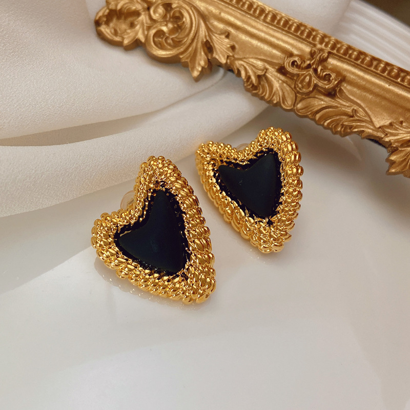 1 Pair Retro Heart Shape Copper Ear Studs display picture 1