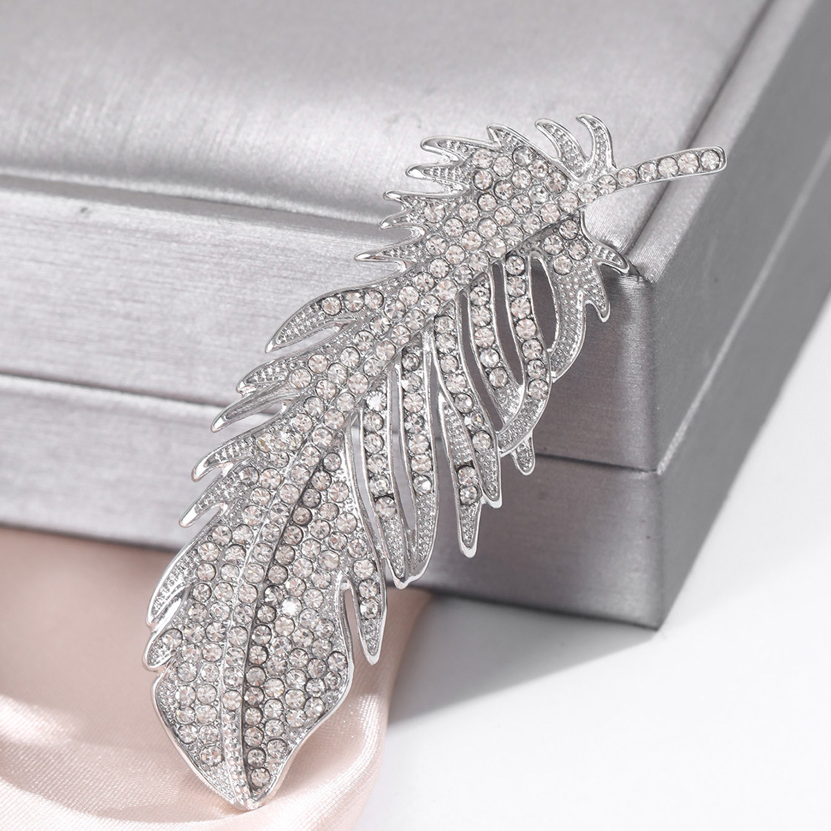 Estilo coreano broche de plumas de las mujeres de alto grado nicho con incrustaciones de circón ramillete elegante traje accesorios Regalo De vacaciones PIN image 3