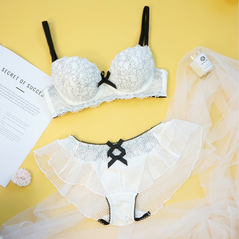 Japanese-Style Plus-Size Bra for Women, Minimizing Large Busts, with Lift and Anti-Sagging Features, Adjustable, Sexy Half-Cup Bra