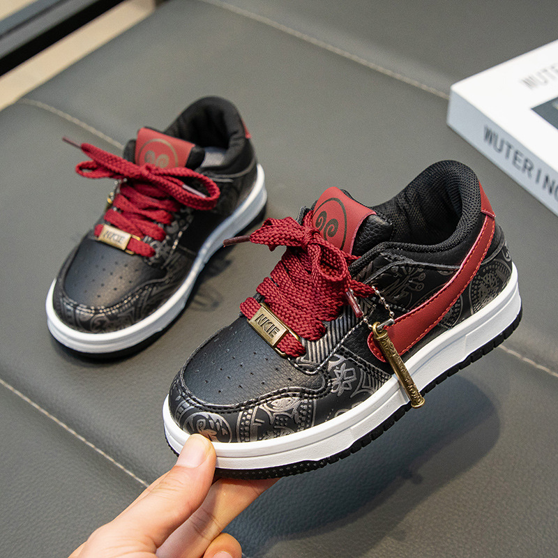 Zapatos deportivos para niños 2025 primavera nueva moda zapatos de skate para niños zapatos casuales de suela suave para niños grandes zapatos para correr