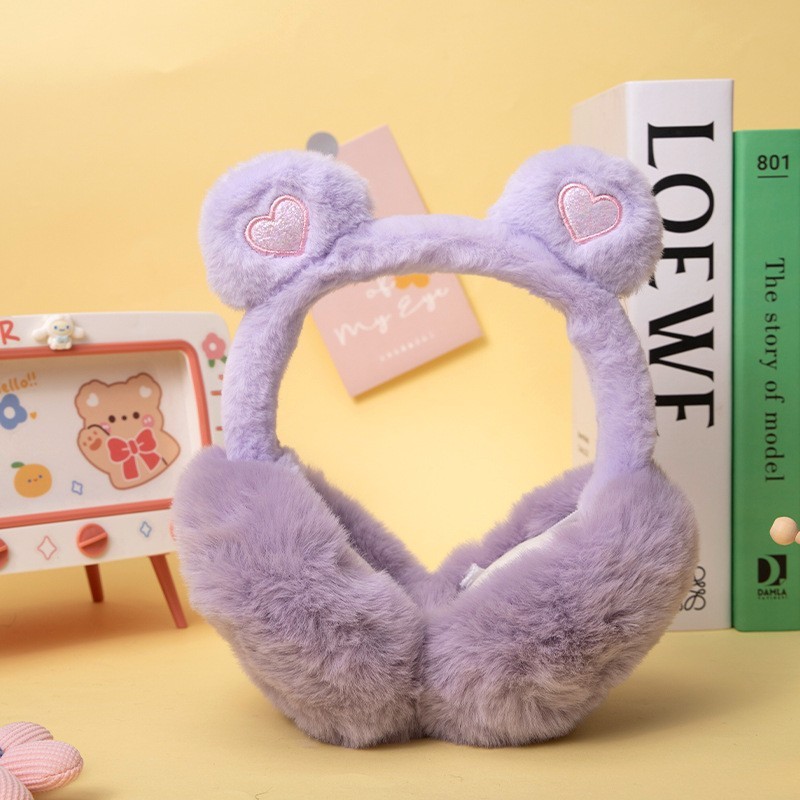 冬の日本のアニメのぬいぐるみの耳カバーの子供は耳を大切にします。|undefined