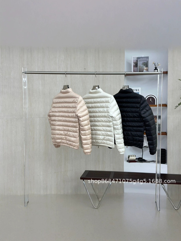 Putian high-end version of the 2026 new Lans short women's down jacket with a stand-up collar, lightweight and ribbed design Putian high-end version of the 2026 new Lans short women's down jacket with a stand-up collar, lightweight and ribbed design