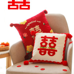 結婚喜字抱き枕のペア結婚祝いの結婚祝いの部屋にリビングのソファーのクッションを配置します。