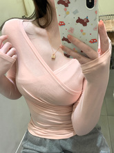 纯欲V领交叉粉色长袖T恤女夏季2025新款修身褶皱显瘦薄款辣妹上衣