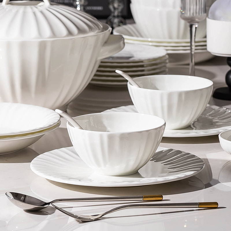 釉下彩2024新款碗碟套裝家用高檔簡約景德鎮浮雕骨瓷餐具高端碗盤