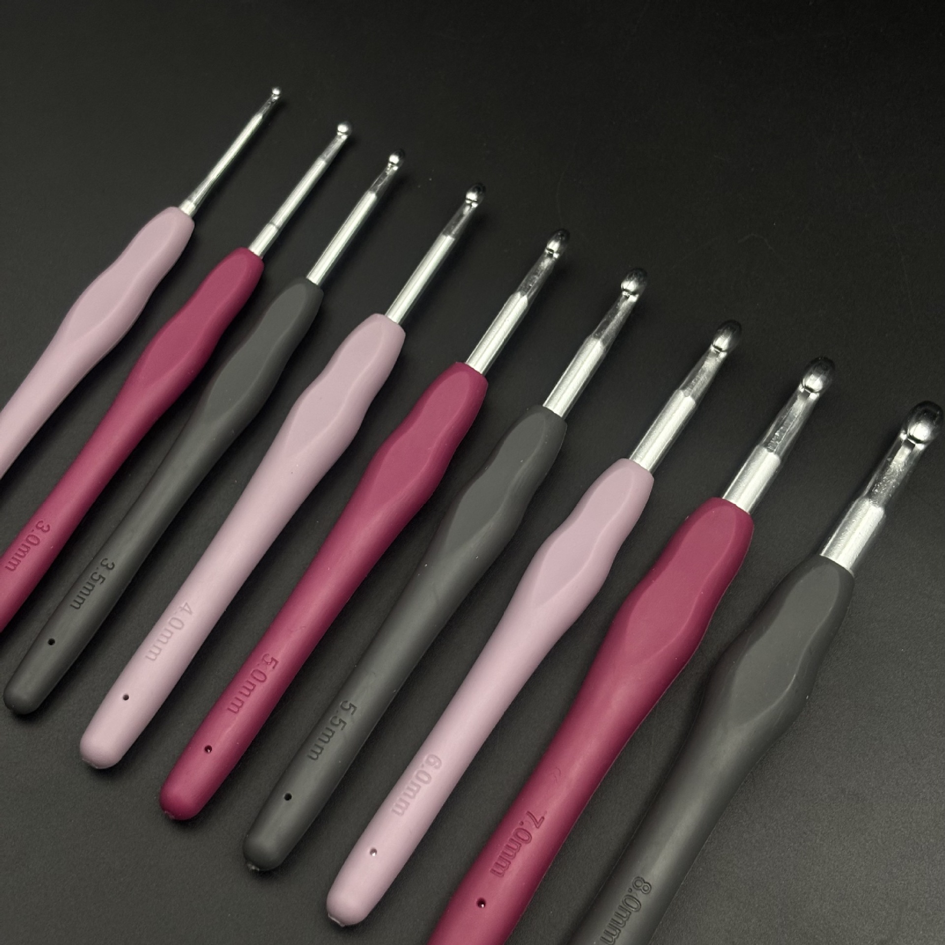 Tejido a mano arco iris ganchillo de mango suave TPR ganchillo de mango suave sólido ganchillo de aluminio ganchillo conjunto de agujas de lana