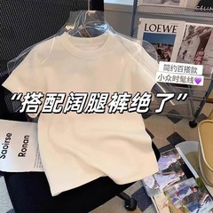 欧商品の肩の白いtシャツの女性の夏の半袖の2025新型の底のシャツの中で超美しい丸首の上着を掛けます。