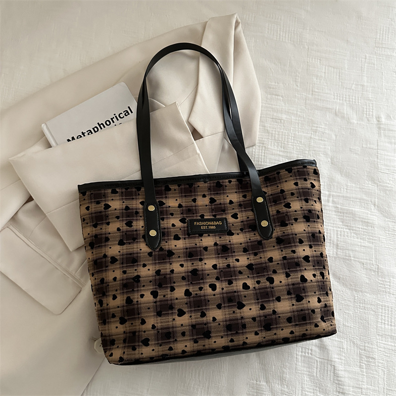 Bolsos para mujer 2024 nuevo bolso de alta capacidad popular de este año bolso de viaje casual de un solo hombro de otoño e invierno de todo fósforo