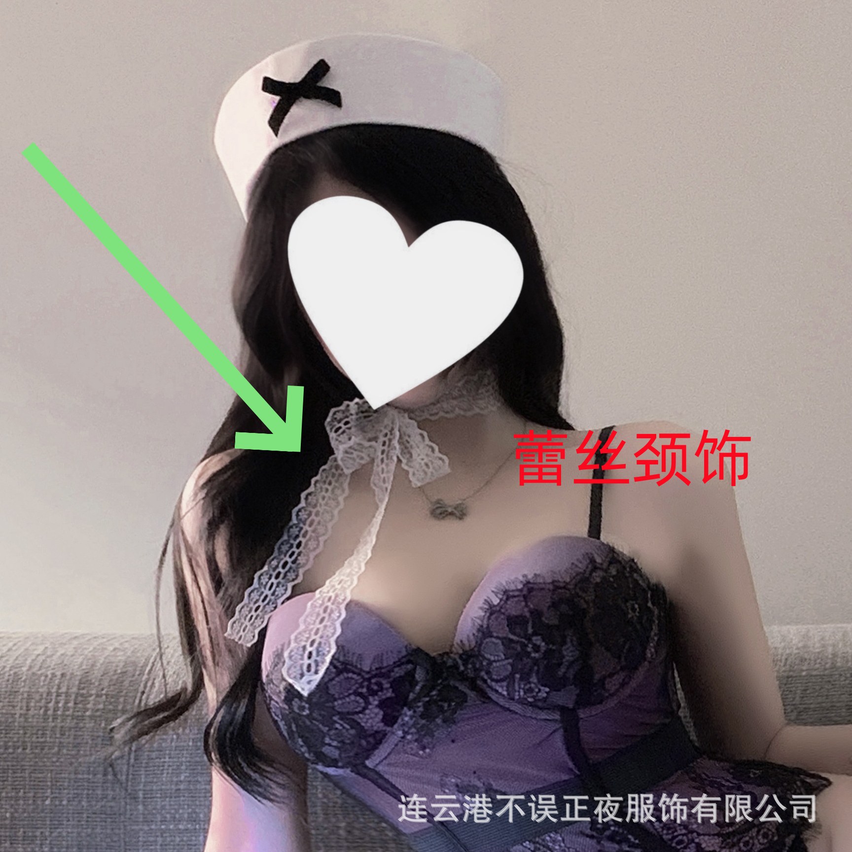 같은 스타일의 레이스 넥 액세서리