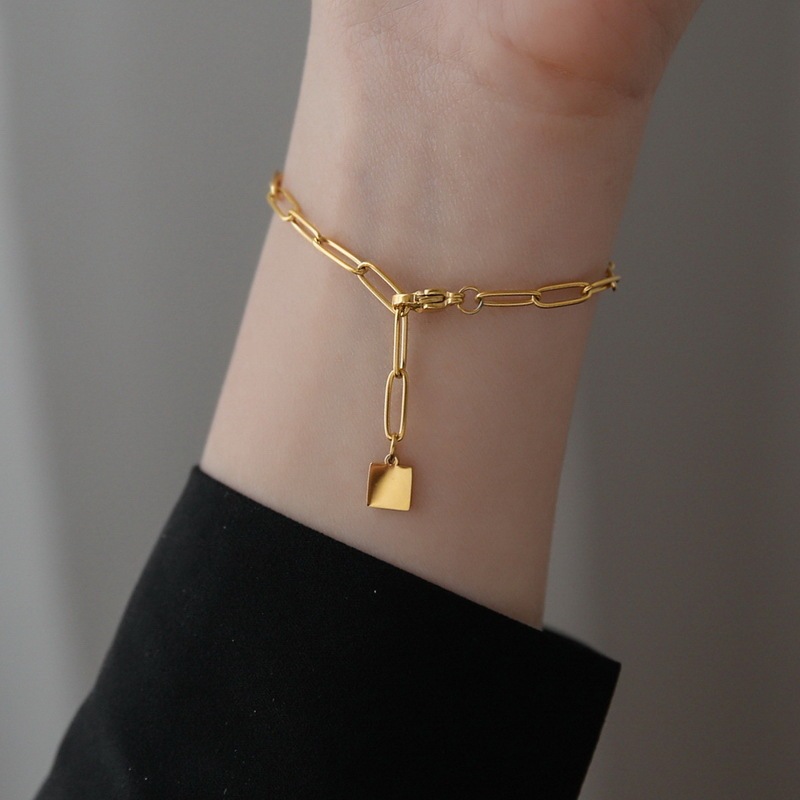 European and American fashion simple gold paper clip bracelet women's square brand pendant titanium steel non-fading men's and women's bracelet ins European and American fashion simple gold paper clip bracelet women's square brand pendant titanium steel non-fading men's and women's bracelet ins