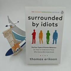 国境を越えた爆発的な人気のSURROUNDEDBUIDIOTS