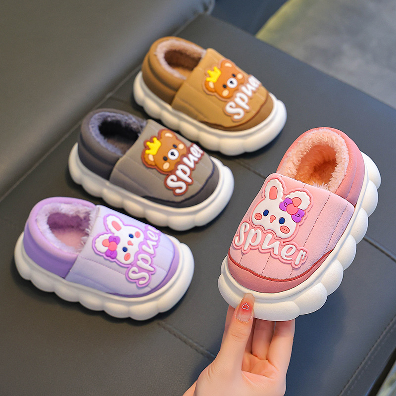 Otoño y invierno zapatillas de algodón para niños y niñas calientes de terciopelo PU impermeable y antideslizante bolsas de tacones de algodón para niños pequeños y medianos