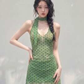 法式波点露背v领挂脖连衣裙女夏季度假风气质收腰显瘦包臀裙短裙