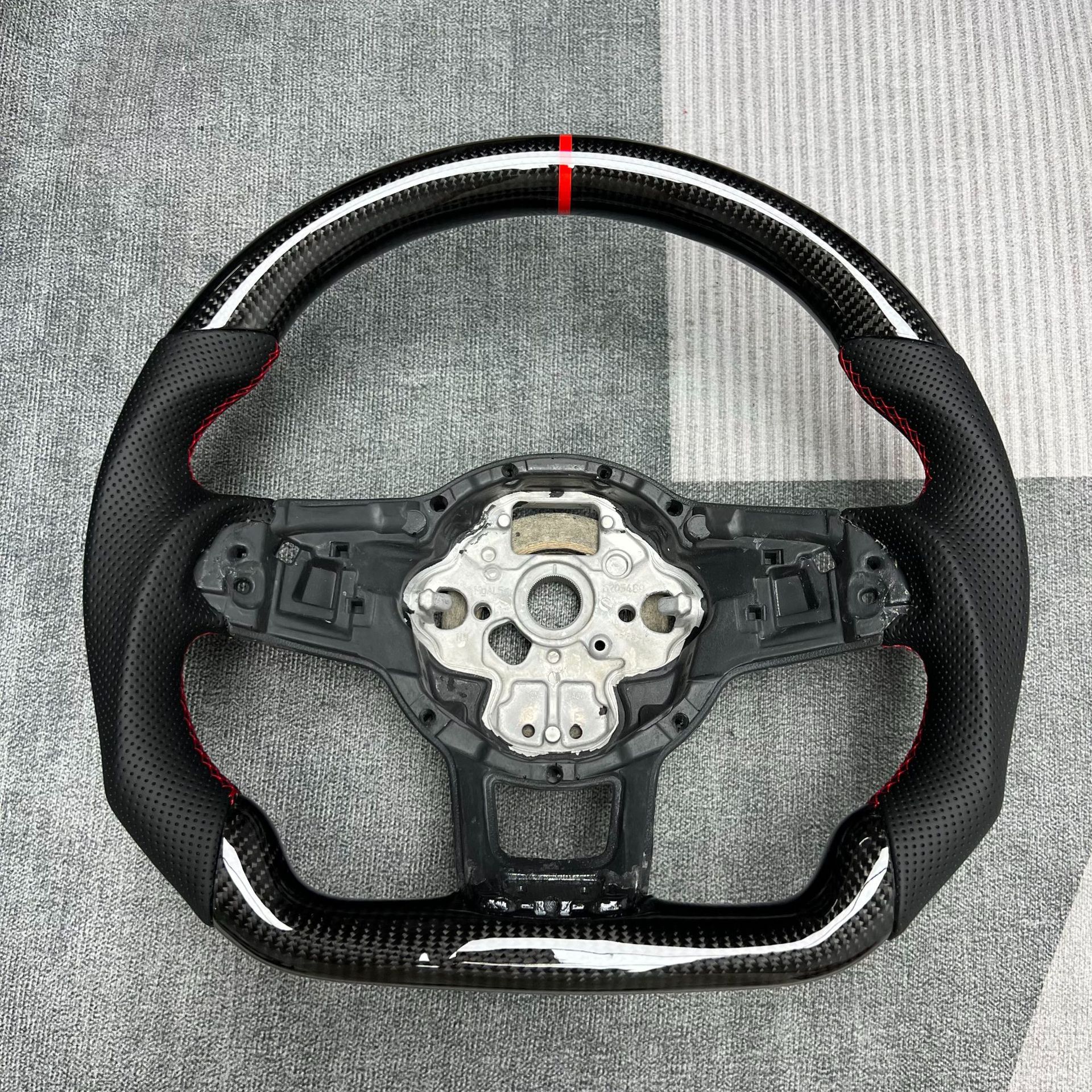 Factory customized carbon fiber steering wheel processing is suitable for Volkswagen Magotan/Sapat/Tuyue/Weilan/Polo