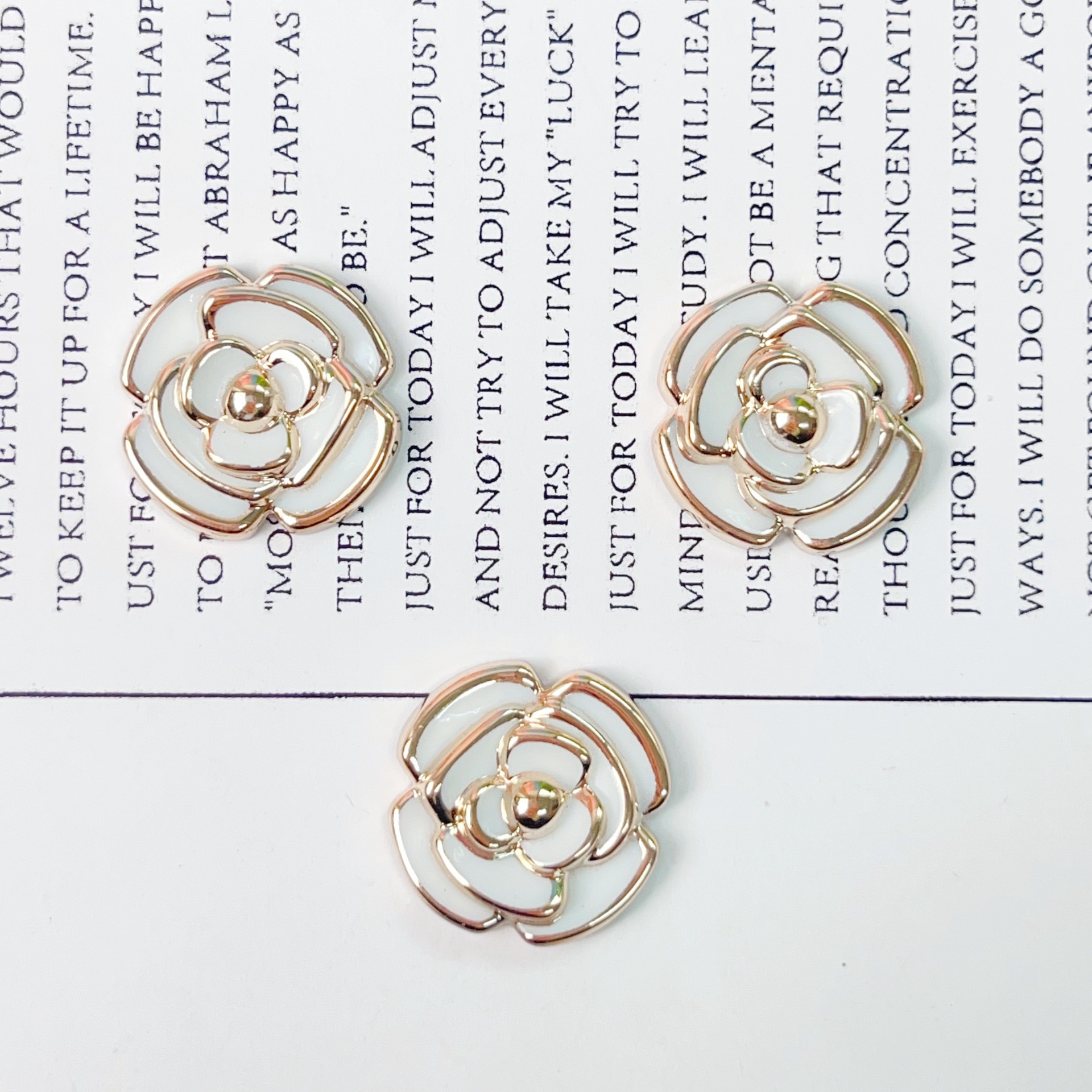 Corea del sur fragancia goteo de aceite camellia amor diy accesorios de joyería caja de teléfono móvil bolsas de zapatos material de parche de hebilla