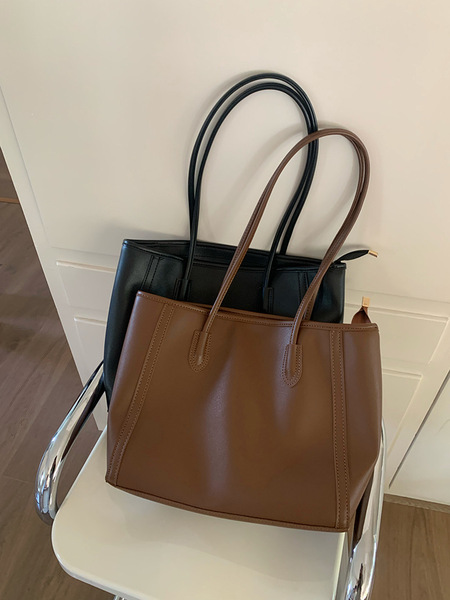 Retro capacious shoulder bag