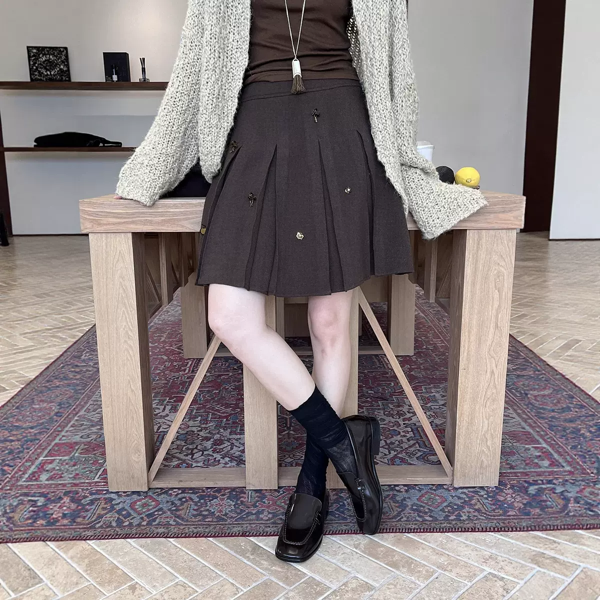 初打十三行2025秋冬新款法式百搭短裙订珠压褶减龄半裙女BQA232